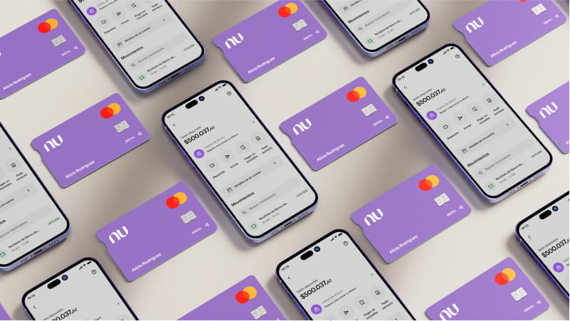 Una tarjeta de crédito Nu al lado un celular con la app de Nu abierta Una tarjeta de crédito Nu al lado un celular con la app de Nu abierta
